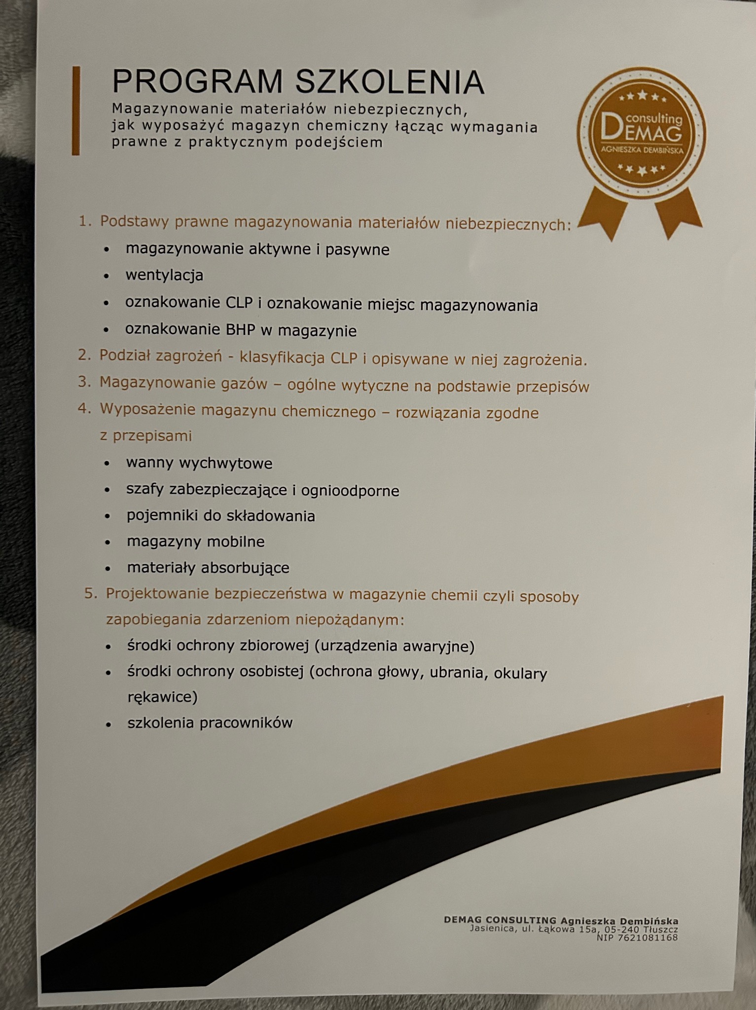 Ulotka informacyjna z programem szkolenia dotyczącym magazynowania materiałów niebezpiecznych, obejmująca aspekty prawne, wyposażenie magazynu chemicznego oraz projektowanie bezpieczeństwa, z logo...