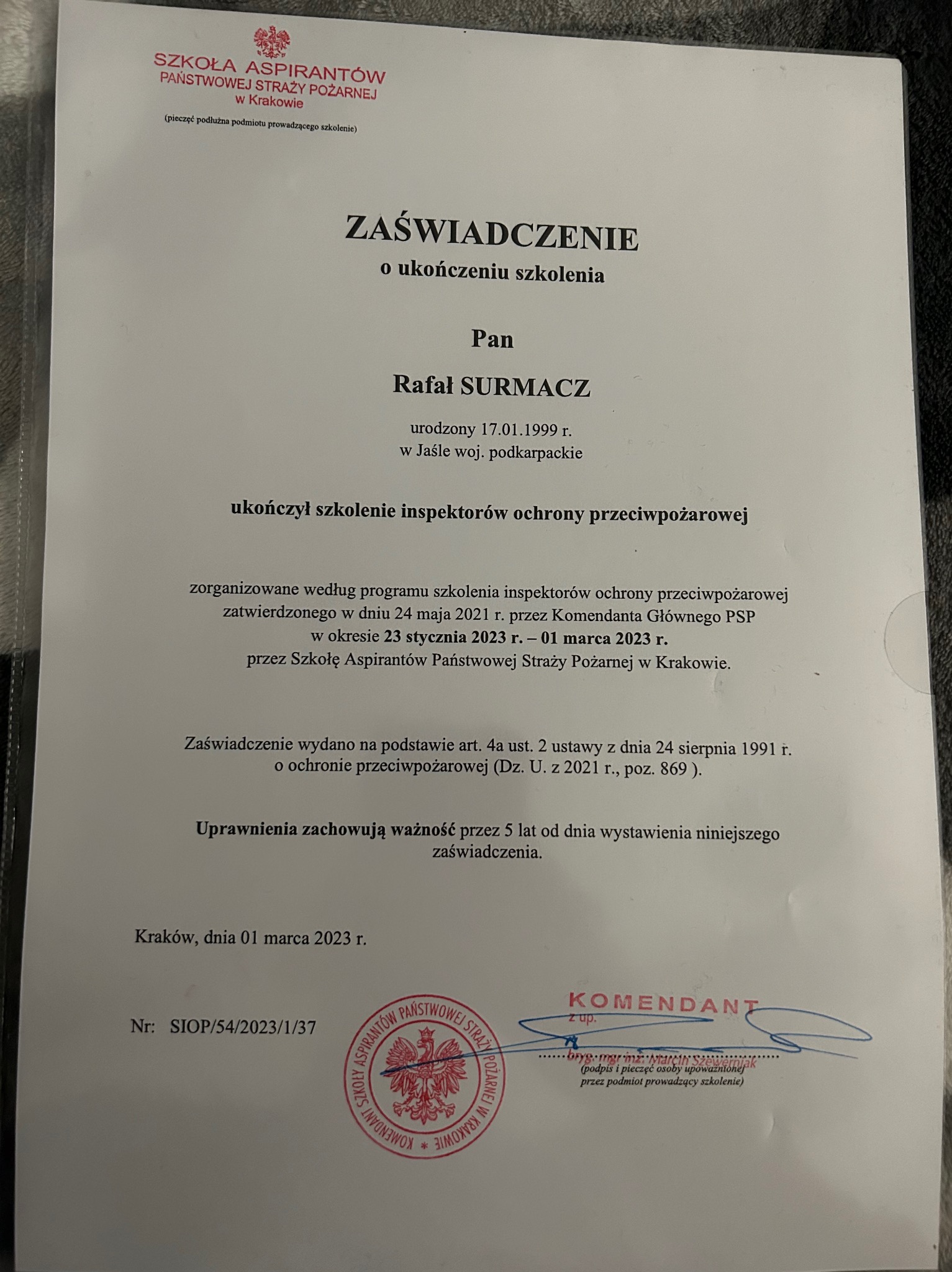Skan zaświadczenia o ukończeniu szkolenia inspektorów ochrony przeciwpożarowej, wydanego przez Szkołę Aspirantów Państwowej Straży Pożarnej w Krakowie, z datą 01 marca 2023 r., pieczęcią i podpisem...