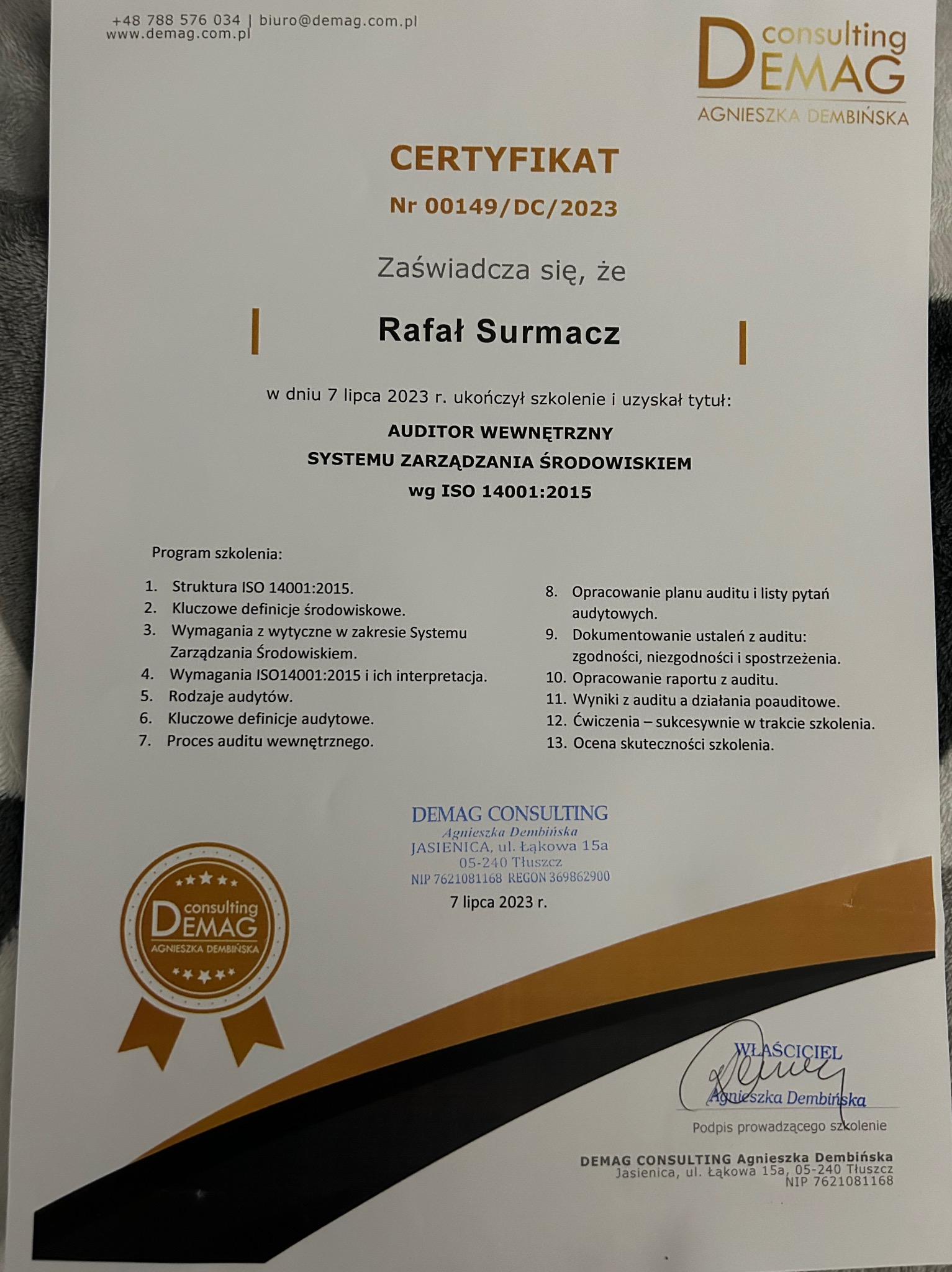 Certyfikat ukończenia szkolenia z zakresu Auditora Wewnętrznego Systemu Zarządzania Środowiskiem wg ISO 14001:2015 dla Rafała Surmacza, wydany przez Demag Consulting, z programem szkolenia...