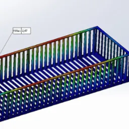 Model 3D ramy stalowej z wizualizacją naprężeń, oznaczonych kolorami od niebieskiego (minimalne) do czerwonego (maksymalne 2.47 mm) na osi URES.