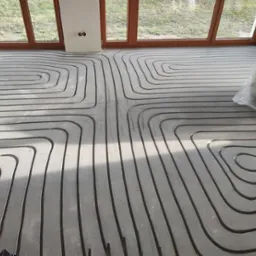 Frezowanie podłogi pod instalacje ogrzewania podłogowego.