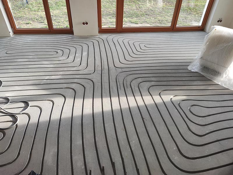 Frezowanie podłogi pod instalacje ogrzewania podłogowego.