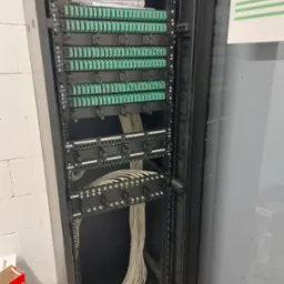 Szafa RACK w zabudowie wielorodzinnej