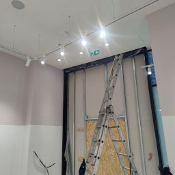 Tu montujemy światła na szyno przewodzie