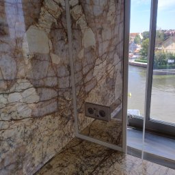 Tu gniazdko na lustrze 