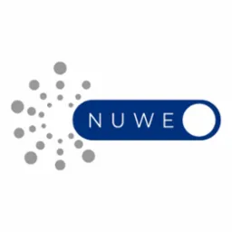 Minimalistyczne logo 'NUWE' w kolorze granatowym, umieszczone w zaokrąglonym prostokącie z białym okręgiem po prawej stronie, otoczone rozproszonymi szarymi kropkami. Projekt logo z Poznania.