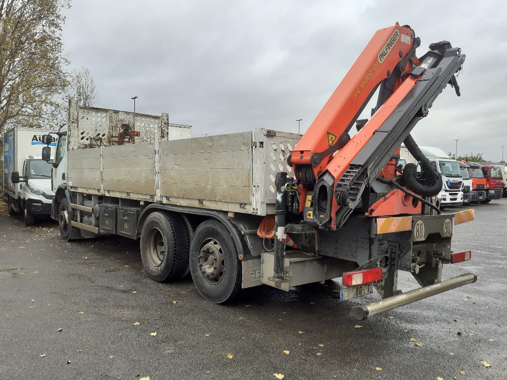 Ciężarówka z hydraulicznym dźwigiem Palfinger PK 18002 EH zaparkowana na parkingu, widoczne oznaczenia ostrzegawcze i światła.