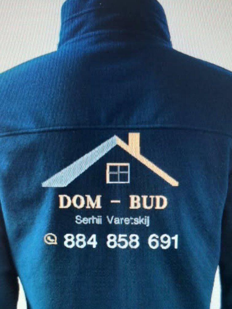 Granatowa bluza z logo firmy budowlanej DOM-BUD: grafika domu, imię Serhii Varetskij i numer telefonu. Widok z tyłu, materiał z delikatnym meszkiem.