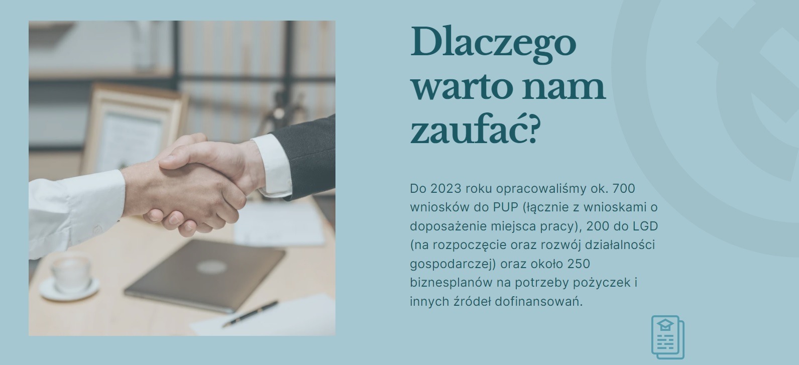 Uścisk dłoni dwóch osób na tle biura z laptopem i dokumentami, symbolizujący zaufanie i współpracę.
