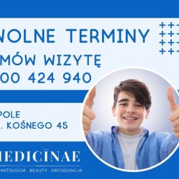 CENTRUM STOMATOLOGICZNE STUDIO ORTODONCJI SPÓŁKA Z OGRANICZONĄ ODPOWIEDZIALNOŚCIĄ - Grafika: wolne terminy, numer telefonu, adres w Opolu, logo Medicinae z młodym pacjentem w aparacie ortodontycznym, który pokazuje kciuki w górę.