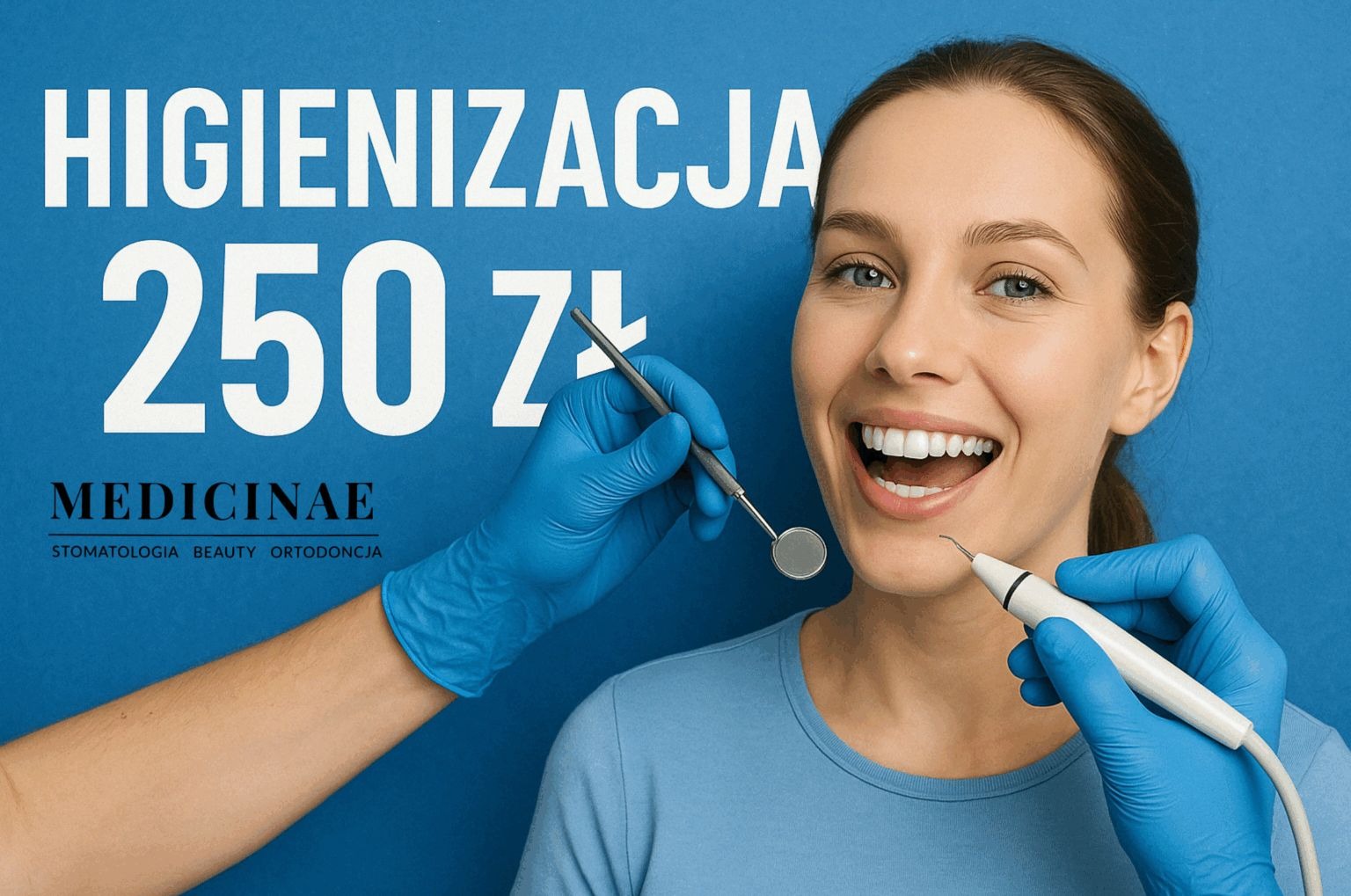 Higienizacja zębów uśmiechniętej kobiety. W tle niebieskie tło, w kadrze dłonie w niebieskich rękawiczkach używające narzędzi dentystycznych. Widoczna cena.