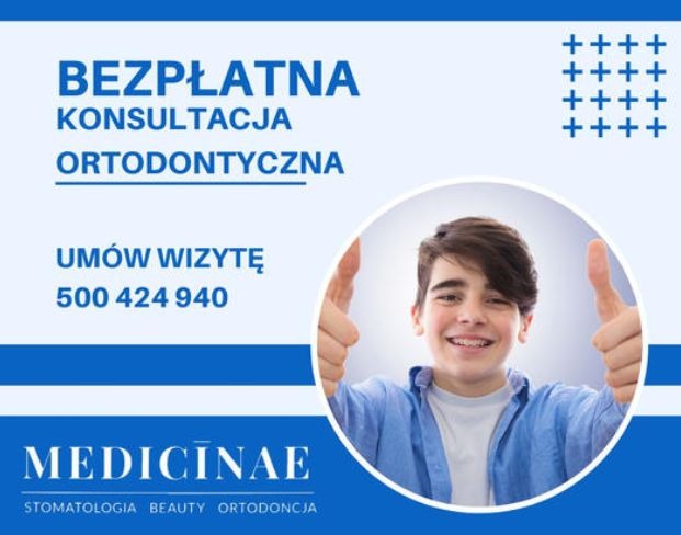 Plakat: bezpłatna konsultacja ortodontyczna, umów wizytę. Uśmiechnięty chłopak z aparatem na zębach pokazuje kciuki w górę. Logo kliniki.