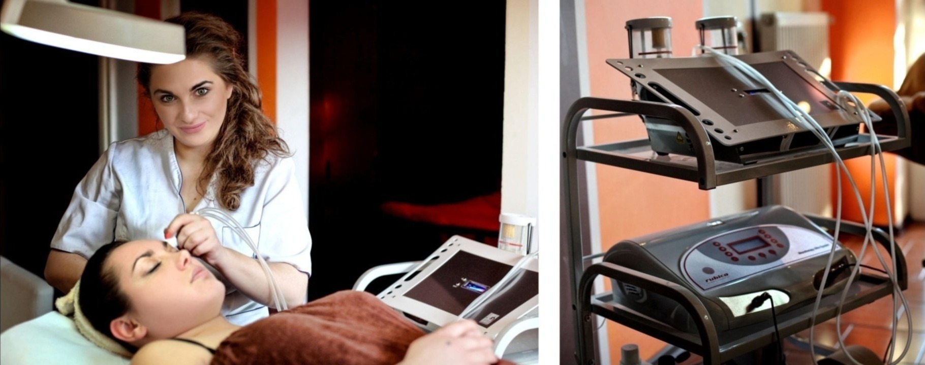 Klientka leżąca podczas zabiegu kosmetycznego z użyciem specjalistycznego urządzenia; kosmetyczka w białym uniformie wykonuje zabieg na twarzy, w tle widoczny sprzęt kosmetyczny na metalowym wózku.