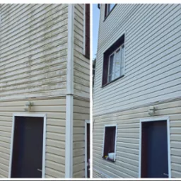 Porównanie elewacji budynku przed i po czyszczeniu, widoczne różnice w kolorze i czystości sidingu.