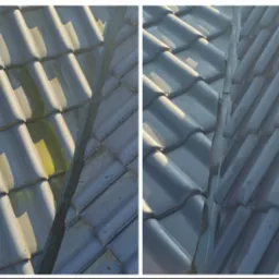 Dachówka ceramiczna przed i po czyszczeniu. Po lewej stronie widoczny mech i zabrudzenia, po prawej czysta, błyszcząca powierzchnia. Widok z góry, ostre światło.