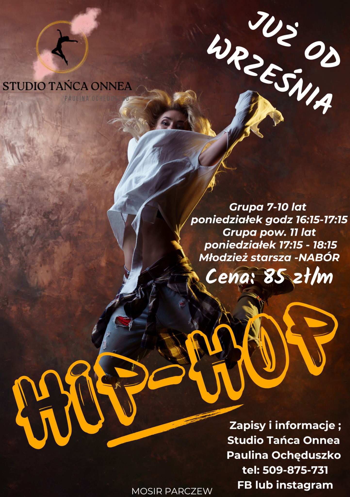 Plakat reklamowy zajęć hip-hop, przedstawiający tancerkę w dynamicznej pozie na tle tekstury, z informacjami o zapisach i cenach.