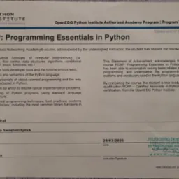 Certyfikat ukończenia kursu PCAP: Programming Essentials in Python, wydany przez Python Institute, z listą nabytych umiejętności i danymi studenta Macieja Pindrala oraz instruktora Ewy Mireckiej.