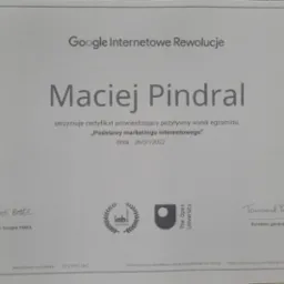 Certyfikat ukończenia kursu Google Internetowe Rewolucje z marketingu internetowego dla Macieja Pindrala, wydany 26 lipca 2022, z logotypami Google, IAB Europe i The Open University oraz podpisami...