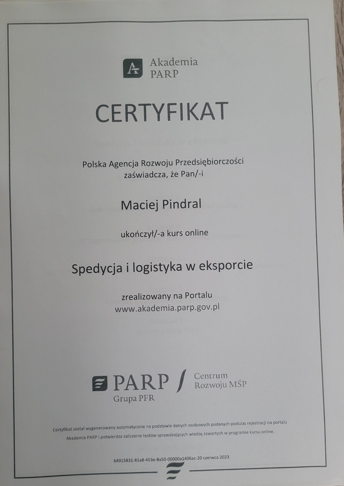 Skan certyfikatu Akademii PARP potwierdzającego ukończenie kursu online 'Spedycja i logistyka w eksporcie' przez Macieja Pindrala, zrealizowany na platformie www.akademia.parp.gov.pl.