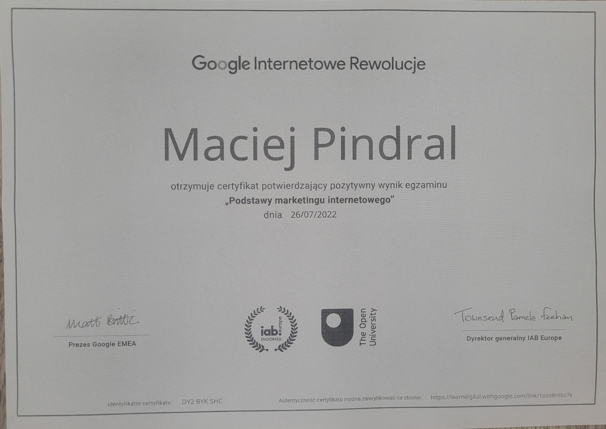 Certyfikat ukończenia kursu Google Internetowe Rewolucje z marketingu internetowego dla Macieja Pindrala, wydany 26 lipca 2022, z logotypami Google, IAB Europe i The Open University oraz podpisami...