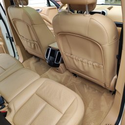 Autohaus Mar car Tomasz Zauer - Beżowe skórzane tylne siedzenia i dywaniki w samochodzie po czyszczeniu, widoczne ślady odkurzania.