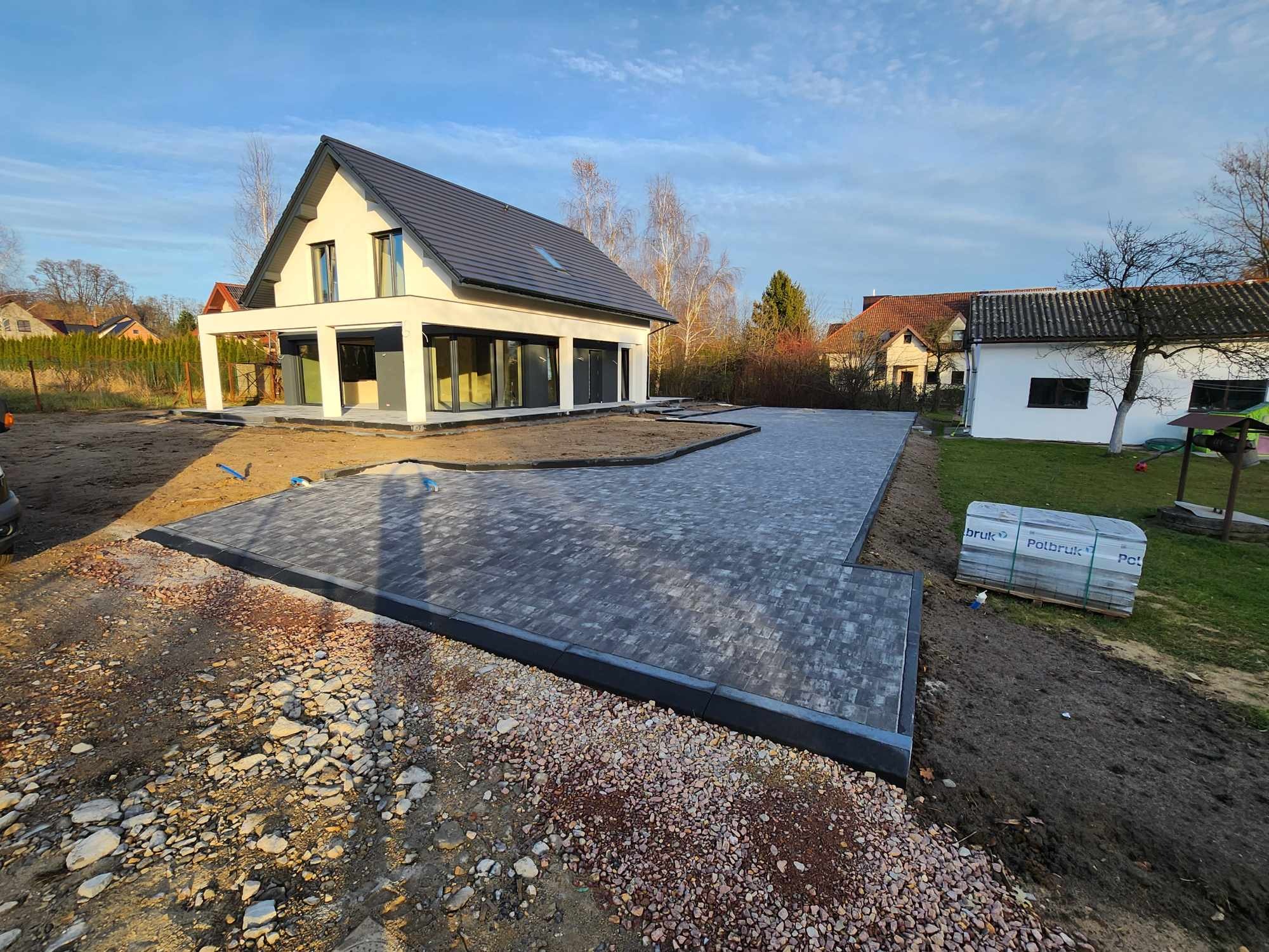 Wjazd, parking, opaska wokół budynku, taras, schody - lokalizacja Kraków