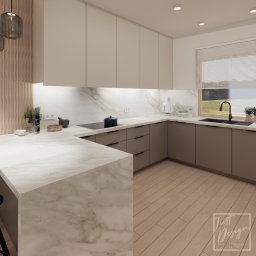 Just Design Justyna Staniszewska - Jasna kuchnia z marmurowym blatem, drewnianymi panelami ściennymi i podłogą, z czarną armaturą i elementami dekoracyjnymi.