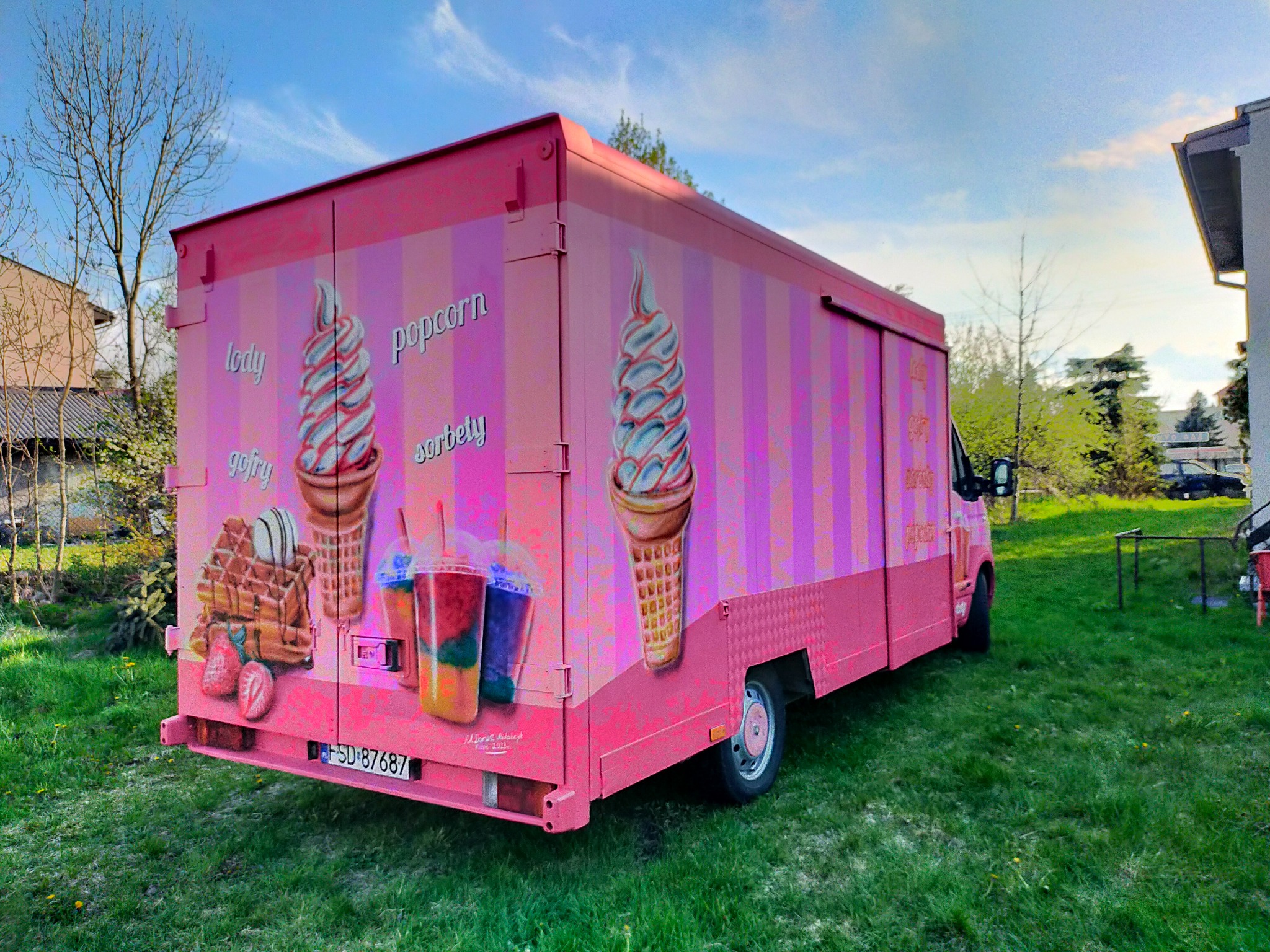 Malowany foodtruck sprejami, a grafiki malowane aerografem