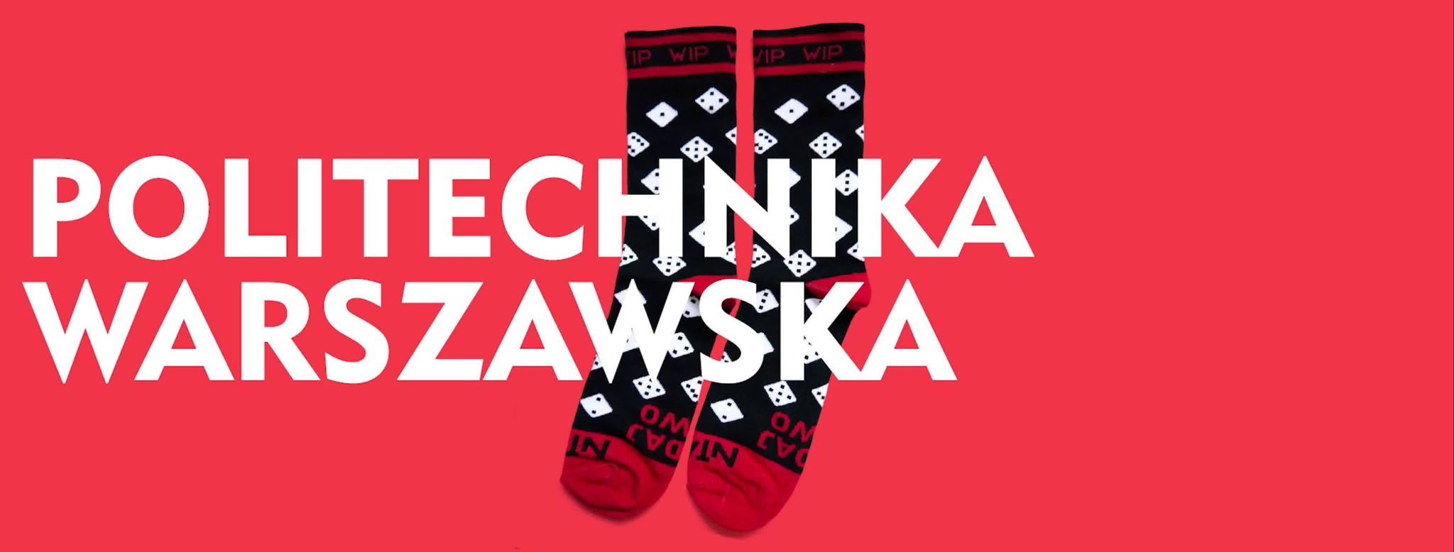 Dwie czarno-czerwone skarpety z białymi wzorami kostek do gry na czerwonym tle z białym napisem 'POLITECHNIKA WARSZAWSKA'.