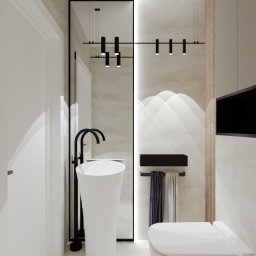 Agata Ambroziak - Banicka CREATIONS - Nowoczesna łazienka z wolnostojącą umywalką, podwieszaną toaletą, czarną armaturą i minimalistycznym oświetleniem, wykończona w jasnych, neutralnych barwach z akcentami drewna.