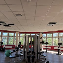 PW instalacje - Montaż klimatyzatorów kasetonowych w pomieszczeniu siłowni