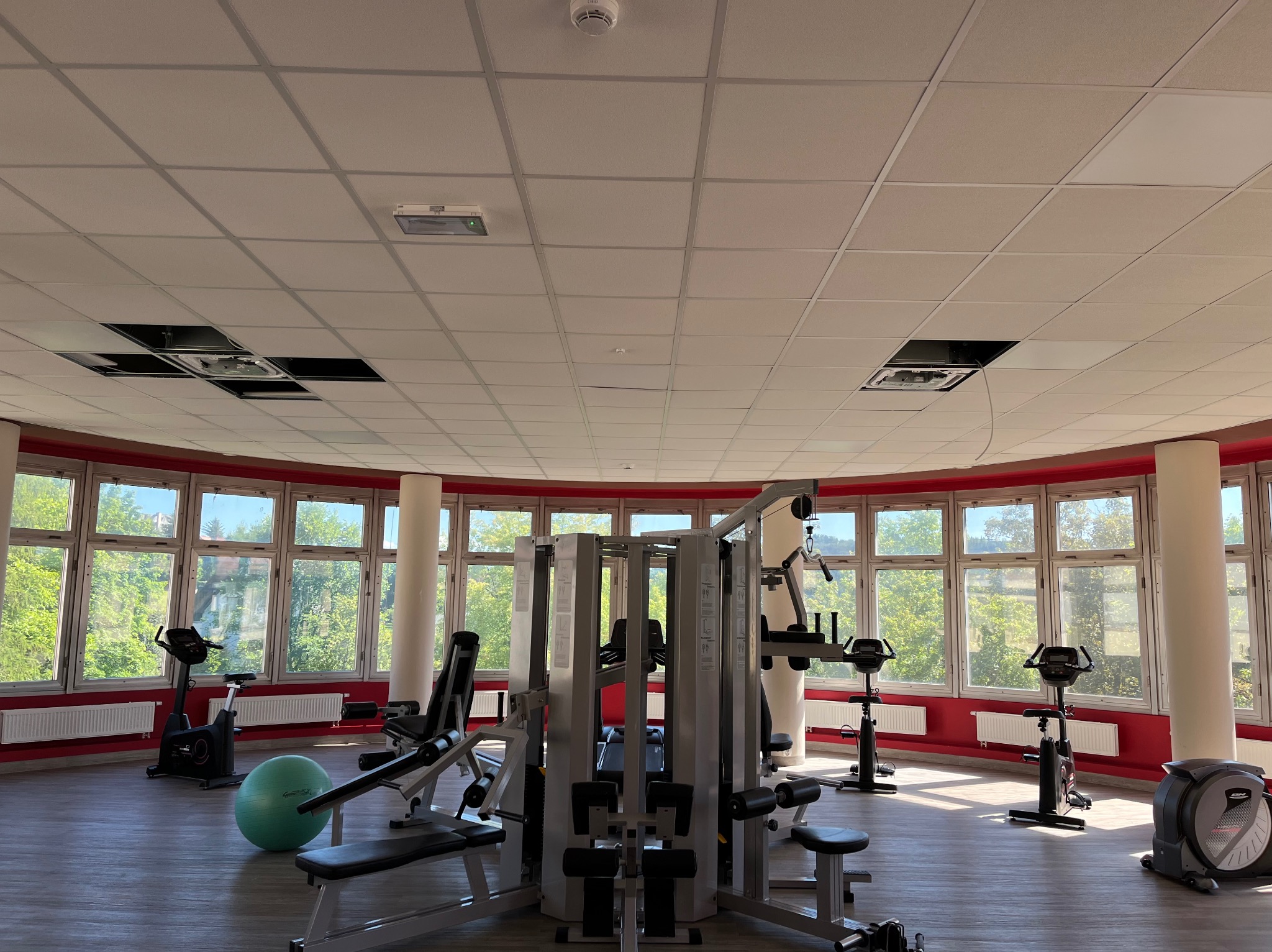 Montaż klimatyzatorów kasetonowych w pomieszczeniu siłowni