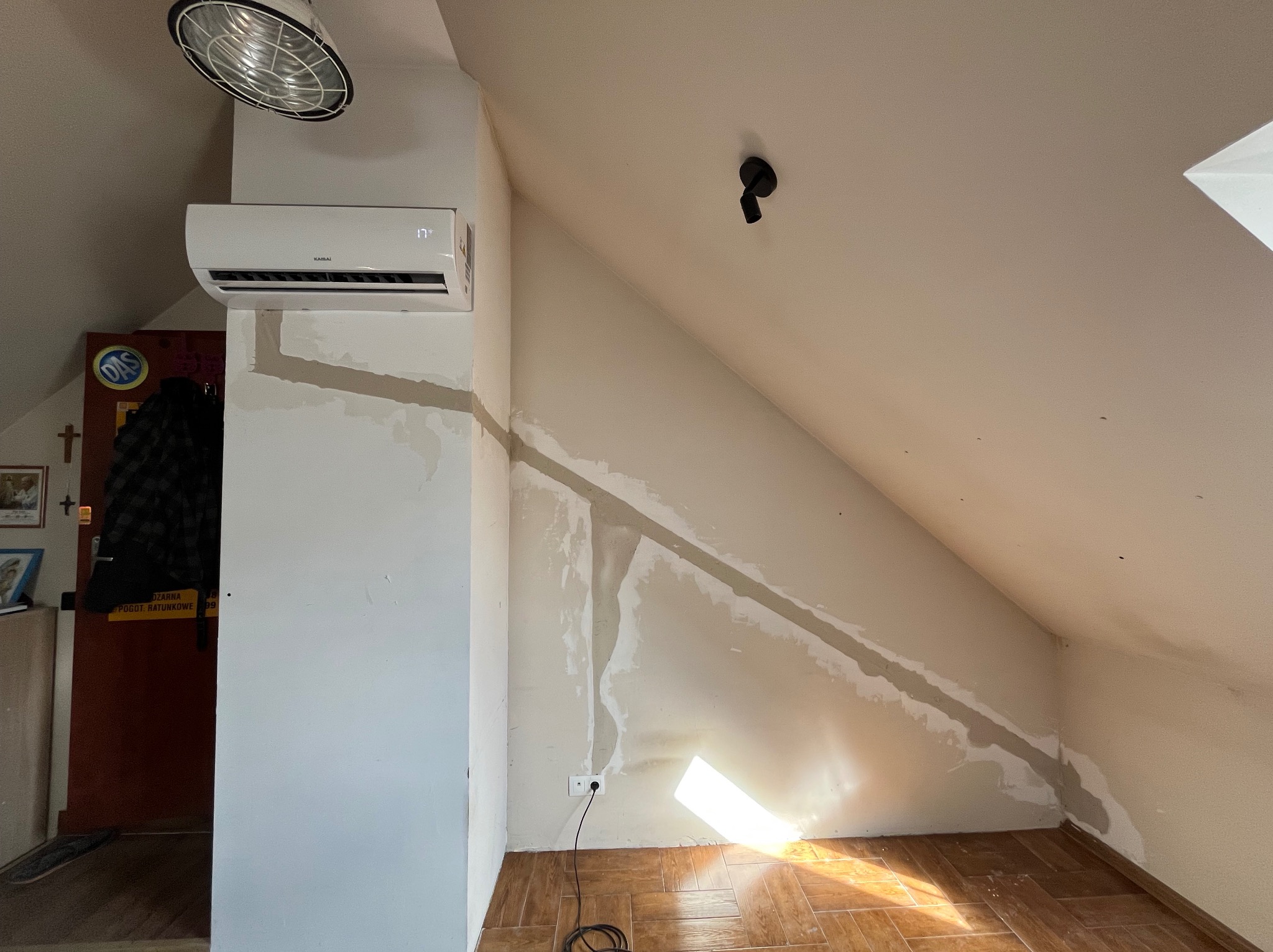 Montaż klimatyzatora z wkuciem instalacji chłodniczej