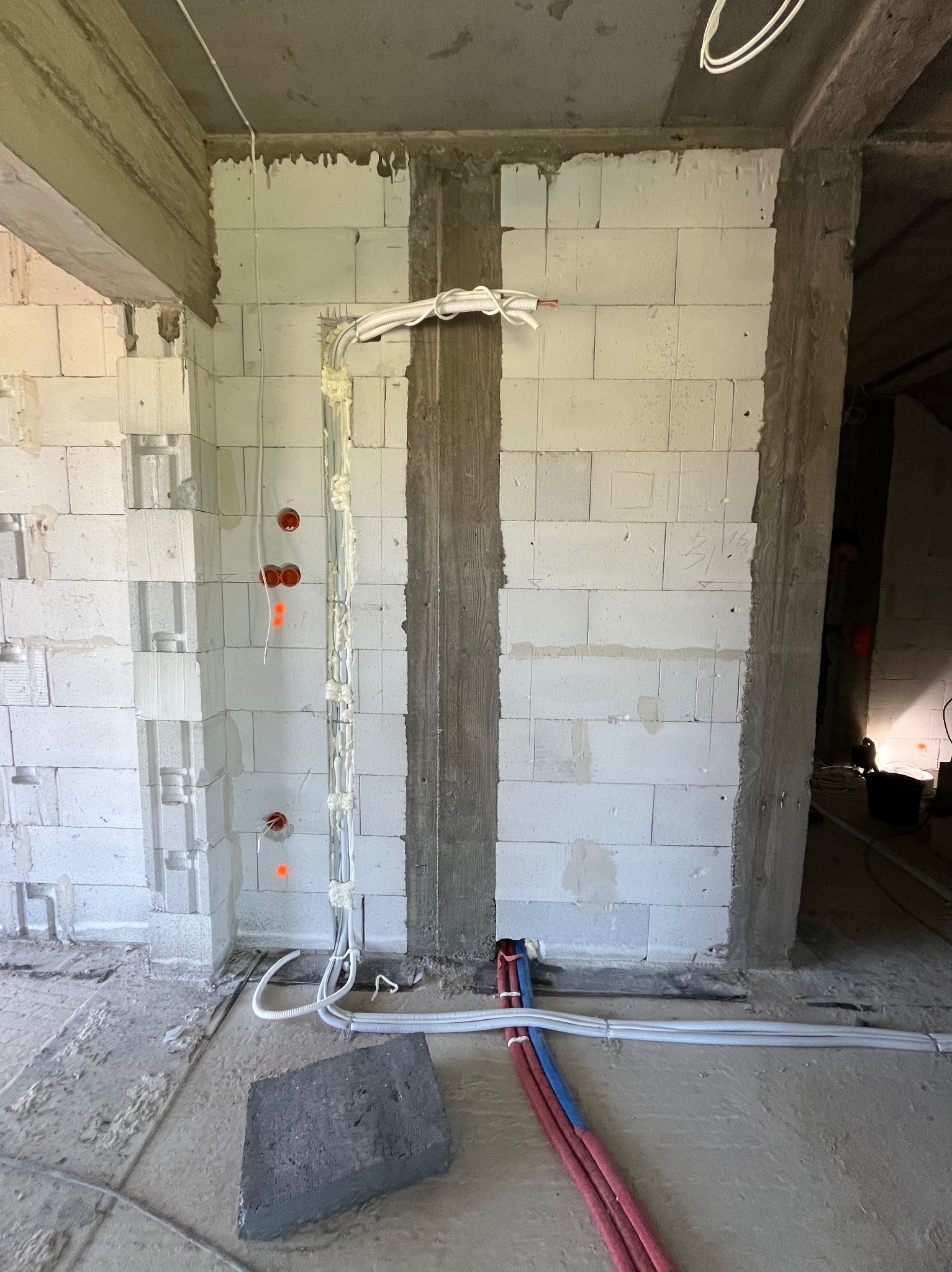 Przygotowanie instalacji chłodniczej przed wykonaniem tynków w budynku mieszkalnym