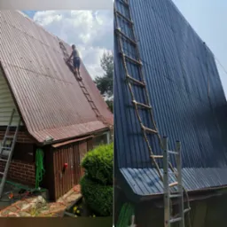 Porównanie dachu przed i po renowacji: po lewej stronie brązowy dach z drabinką linową i pracownikiem, po prawej stronie ciemnogranatowy, odnowiony dach z aluminiową drabinką. Widoczne różnice...