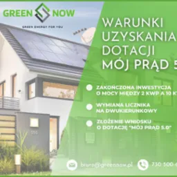 Grafika informacyjna o warunkach uzyskania dotacji Mój Prąd 5.0, z wizualizacją domu z panelami słonecznymi na dachu i logo firmy Green Now.