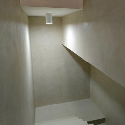ściany - tynk wapienny
schody - mikrocement