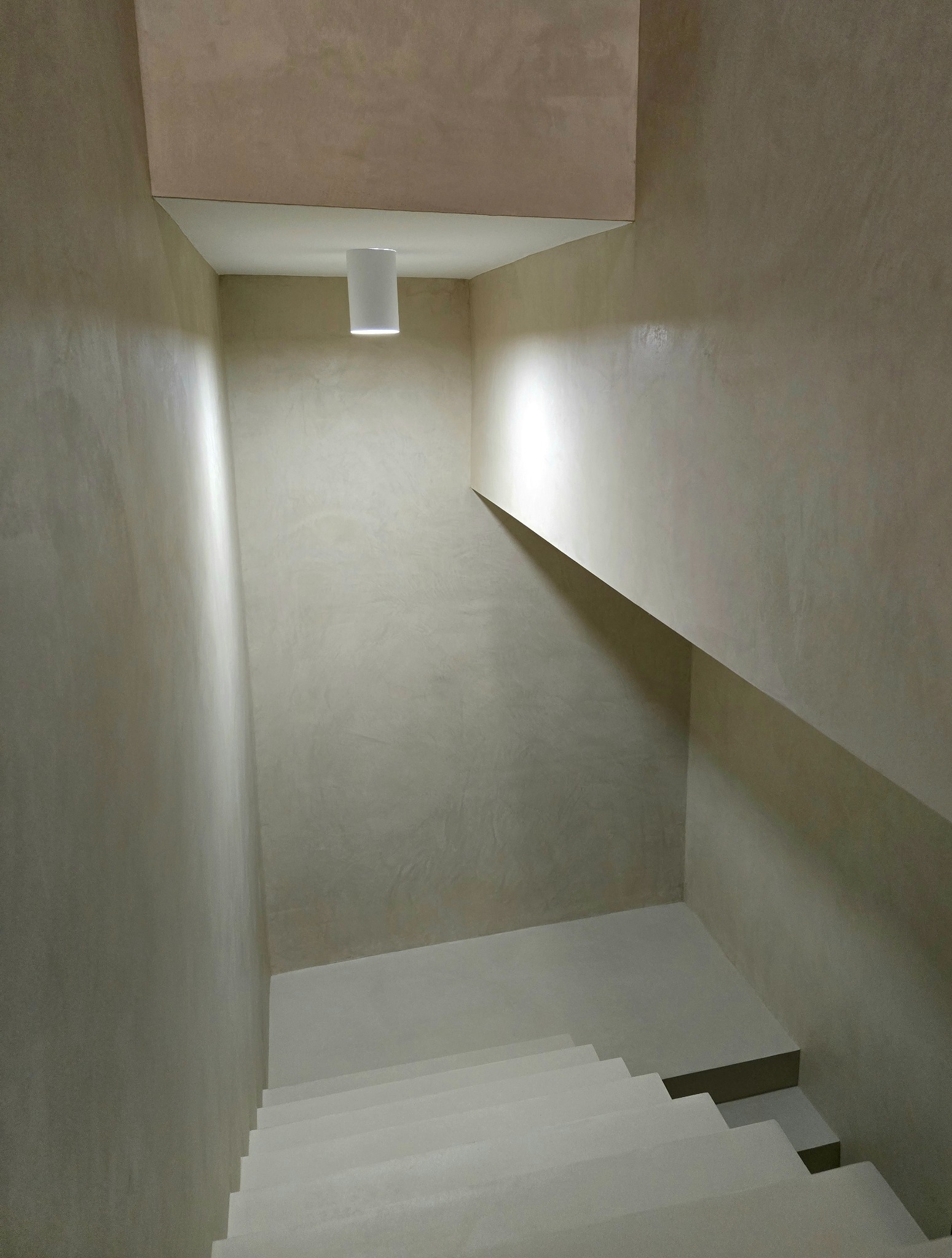 ściany - tynk wapienny schody - mikrocement