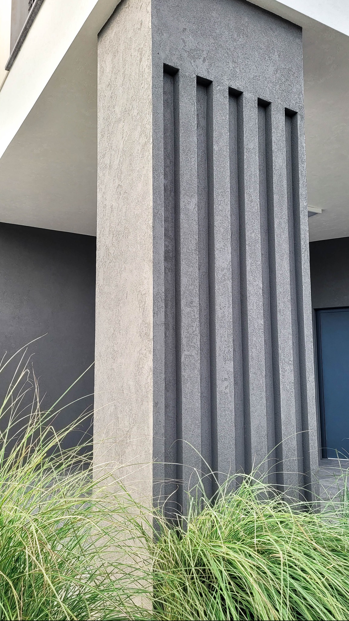 Beton architektoniczny elewacyjny z frezowaniem wykonany na słupie