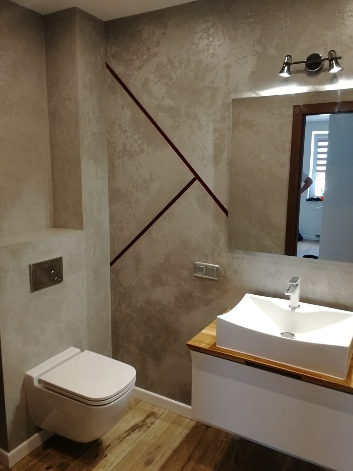 Beton architektoniczny ze zdobieniem wykonany w łazience