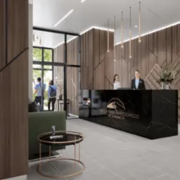 Nowoczesne lobby z recepcją wykończoną czarnym marmurem, drewnianymi panelami ściennymi w geometryczne wzory i wiszącymi lampami w kształcie rurek.