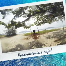 Kobieta w bikini huśta się na huśtawce zawieszonej na drzewie na piaszczystej plaży z widokiem na morze i góry w tle, stylizowane na zdjęcie polaroid z napisem 'Pozdrowienia z raju!'