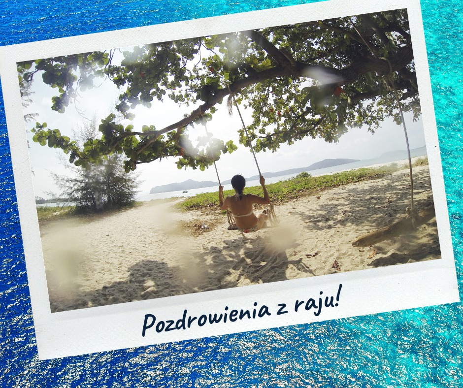 Kobieta w bikini huśta się na huśtawce zawieszonej na drzewie na piaszczystej plaży z widokiem na morze i góry w tle, stylizowane na zdjęcie polaroid z napisem 'Pozdrowienia z raju!'