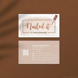 DP Vision - Wizytówka z logo 'Nailed it' w odcieniach brązu i beżu, prezentująca dane kontaktowe Sandry Stelmaszyk, właścicielki firmy.