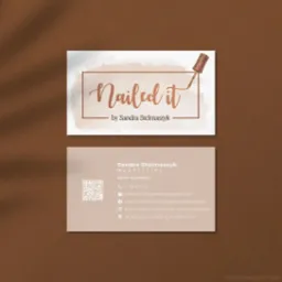 Wizytówka z logo 'Nailed it' w odcieniach brązu i beżu, prezentująca dane kontaktowe Sandry Stelmaszyk, właścicielki firmy.