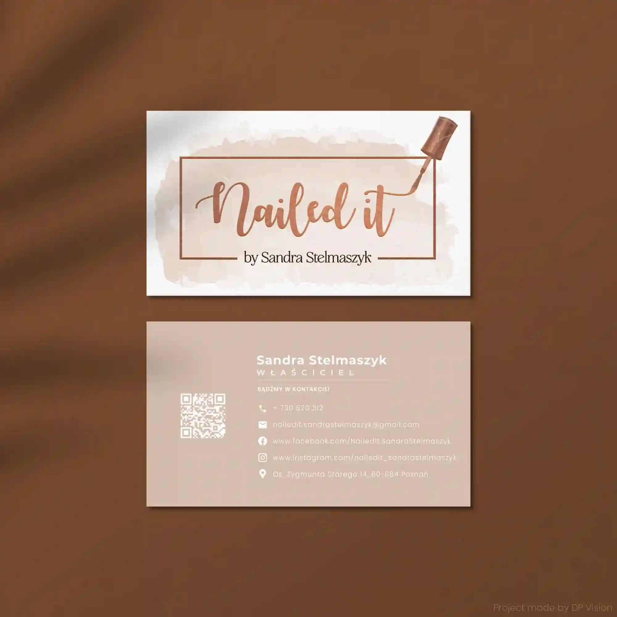 Wizytówka z logo 'Nailed it' w odcieniach brązu i beżu, prezentująca dane kontaktowe Sandry Stelmaszyk, właścicielki firmy.