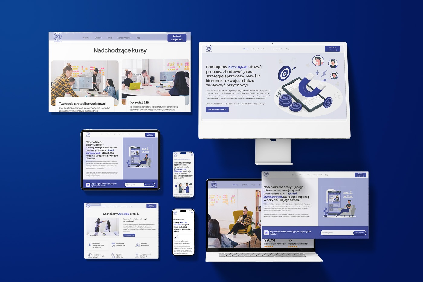 Zestaw urządzeń (monitor, laptop, tablet, smartfony) prezentujących strony internetowe z ofertą kursów i szkoleń biznesowych, na jednolitym niebieskim tle.
