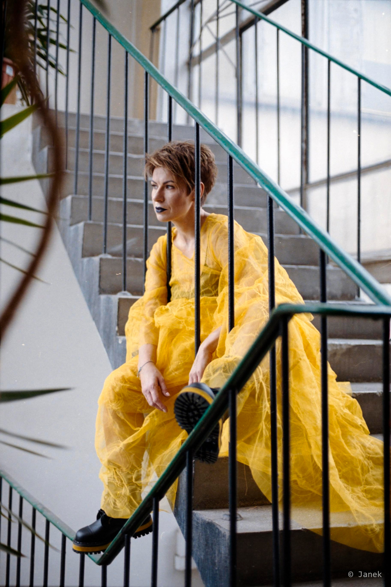 Kaja Kulesza w Milk Studio w Warszawie. Zdjęcie analogowe, wywołane i zeskanowane przeze mnie.