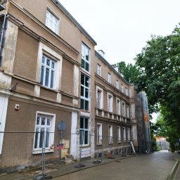 Remont budynku szpitala w Szczecinie - wymiana okien PCV i montaż witryny aluminiowej klatki schodowej