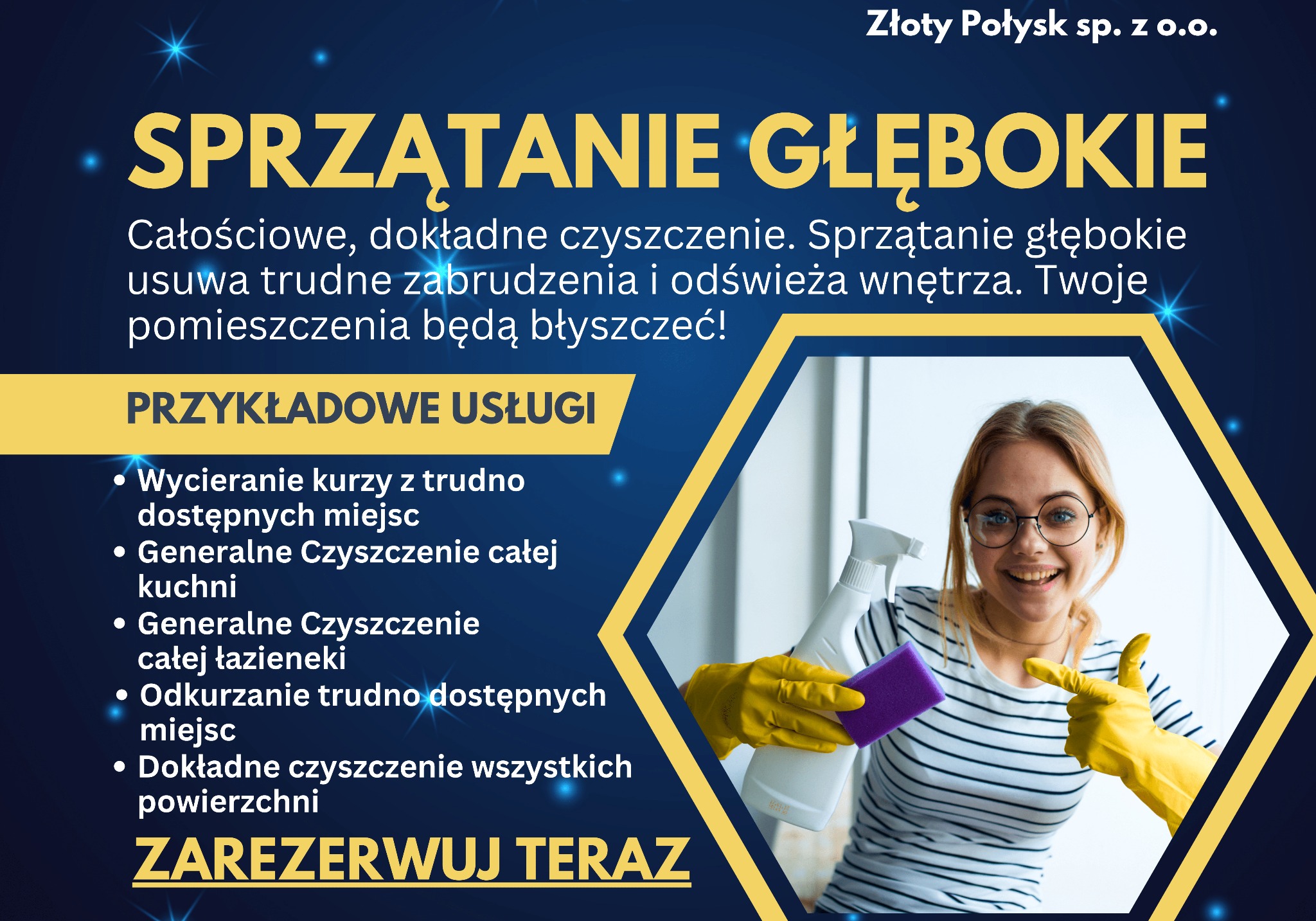 Uśmiechnięta kobieta w okularach i gumowych rękawicach, trzymająca fioletową gąbkę i biały spryskiwacz na tle tekstu reklamowego firmy sprzątającej.